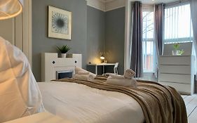 Somerford Place - 6 Beds - Sleeps 12 - Parks 2-3 Cars/Vans