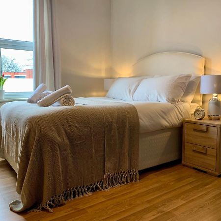 Somerford Place - 6 Beds - Sleeps 12 - Parks 2-3 Cars/Vans Willenhall Exterior photo