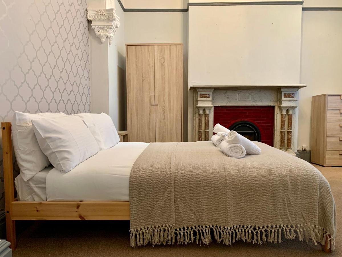 Somerford Place - 6 Beds - Sleeps 12 - Parks 2-3 Cars/Vans Willenhall Exterior photo