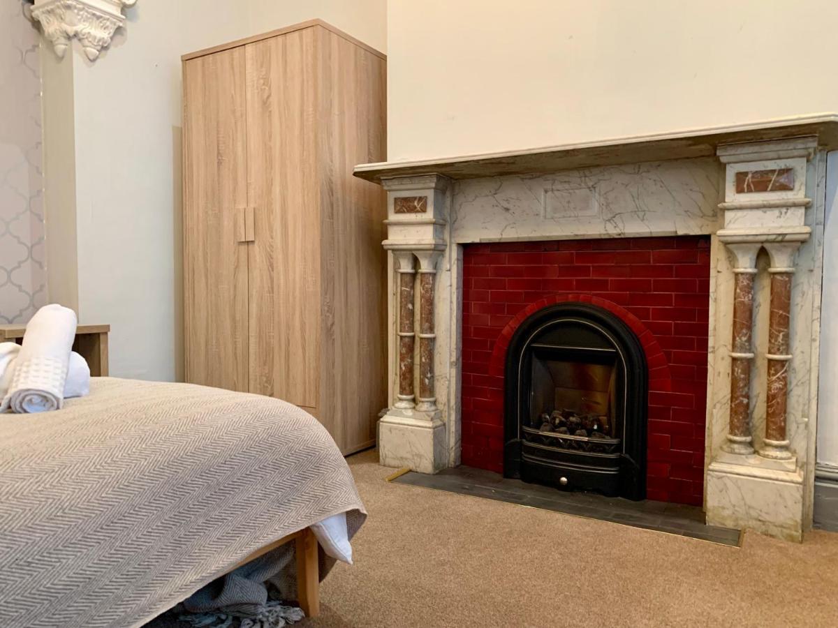 Somerford Place - 6 Beds - Sleeps 12 - Parks 2-3 Cars/Vans Willenhall Exterior photo