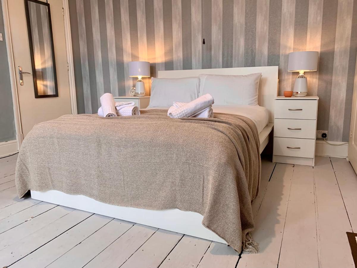 Somerford Place - 6 Beds - Sleeps 12 - Parks 2-3 Cars/Vans Willenhall Exterior photo