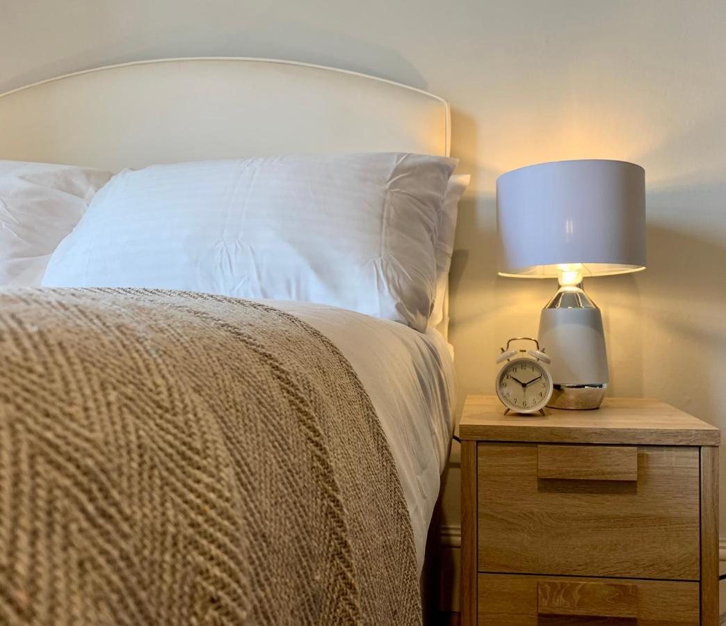 Somerford Place - 6 Beds - Sleeps 12 - Parks 2-3 Cars/Vans Willenhall Exterior photo