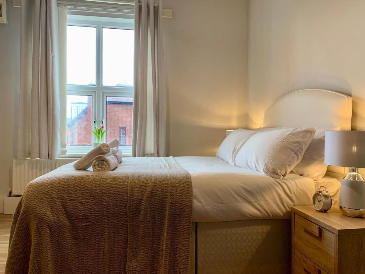 Somerford Place - 6 Beds - Sleeps 12 - Parks 2-3 Cars/Vans Willenhall Exterior photo