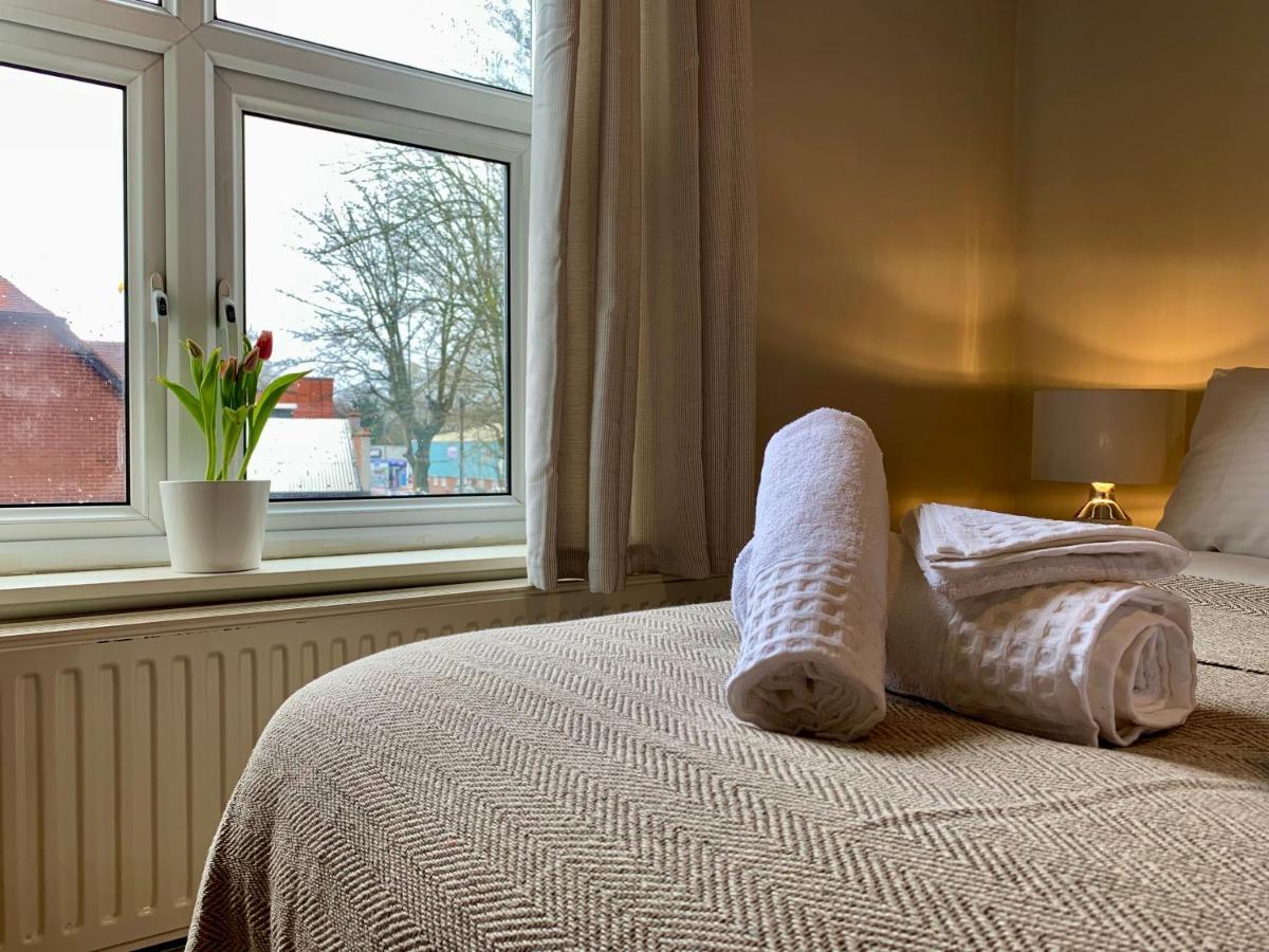 Somerford Place - 6 Beds - Sleeps 12 - Parks 2-3 Cars/Vans Willenhall Exterior photo