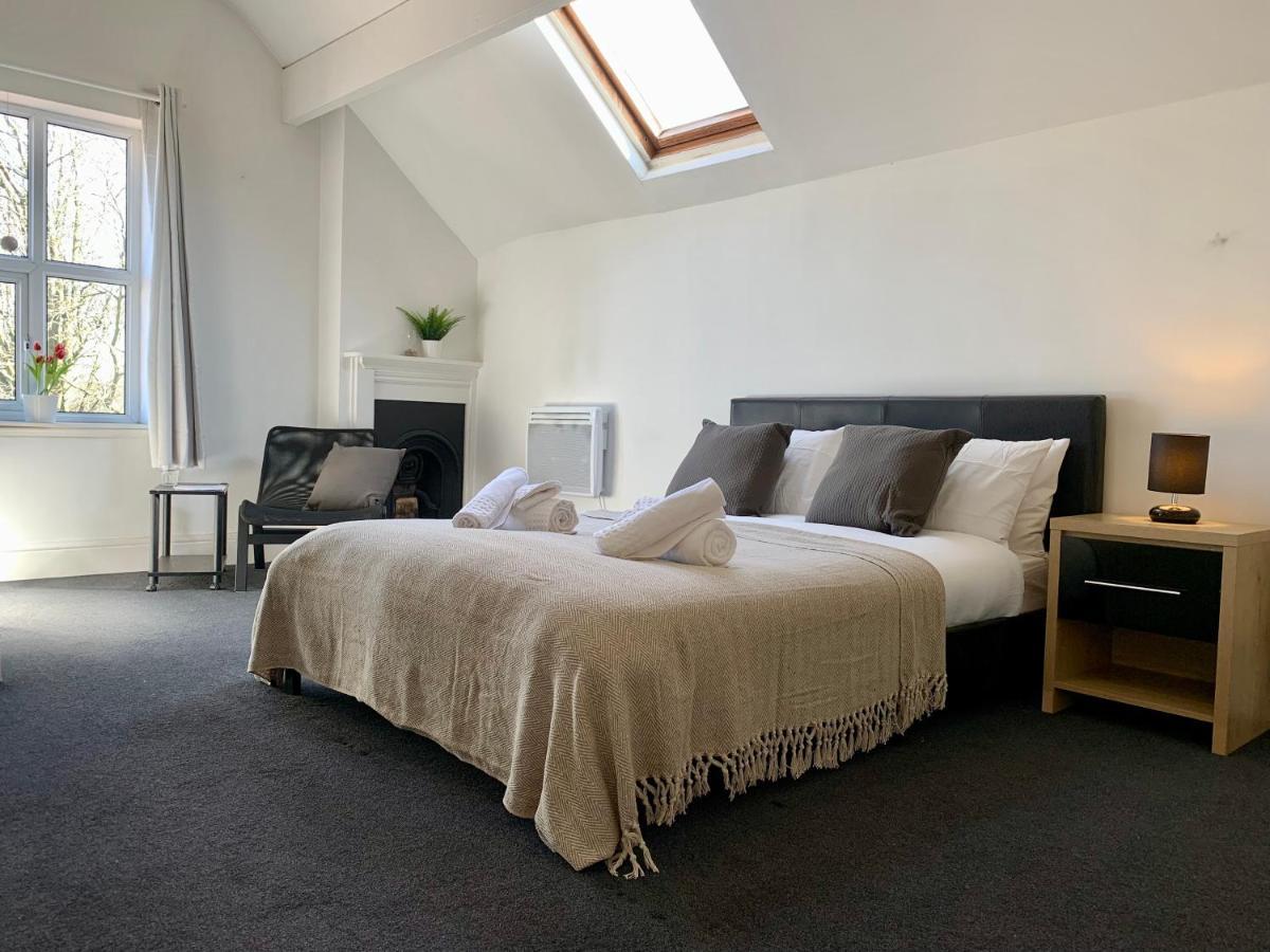 Somerford Place - 6 Beds - Sleeps 12 - Parks 2-3 Cars/Vans Willenhall Exterior photo